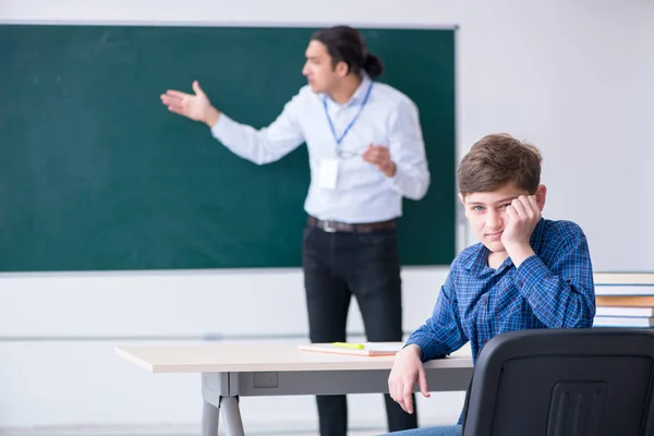 Ung manlig lärare och pojke i klassrummet — Stockfoto