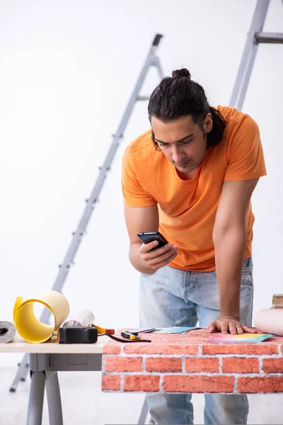 Jonge man aannemer doet renovatie thuis — Stockfoto