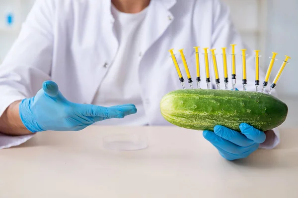 Male nutrition expert testing vegetables in lab — Stock Photo, Image