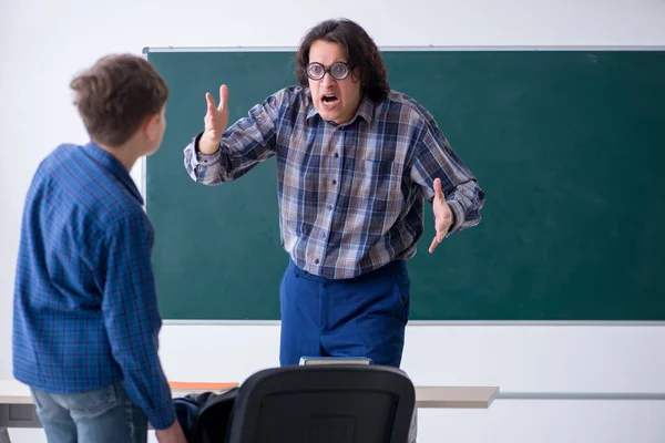 Engraçado macho professor e menino na sala de aula — Fotografia de Stock