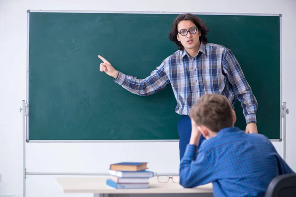 Grappige mannelijke leraar en jongen in de klas — Stockfoto