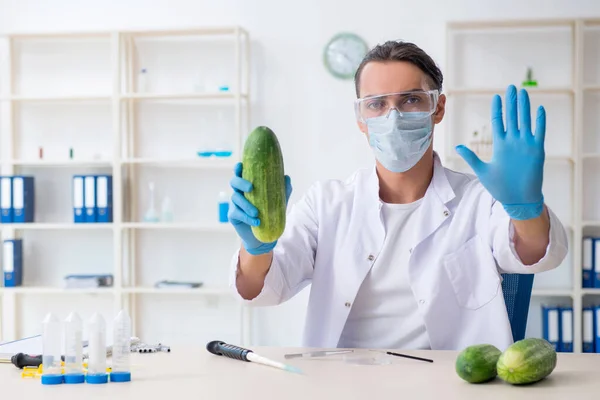 Experto en nutrición masculina prueba de verduras en laboratorio — Foto de Stock