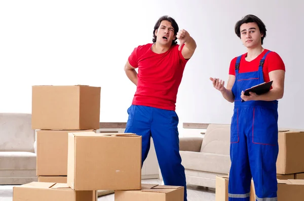 Dua karyawan kontraktor muda memindahkan barang-barang pribadi — Stok Foto
