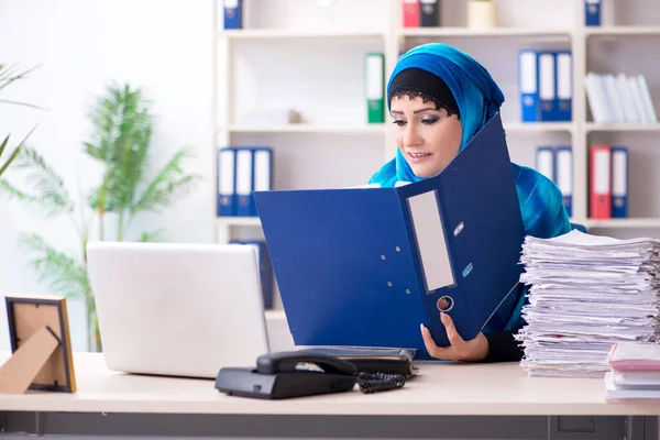 Empleada en hijab trabajando en la oficina — Foto de Stock