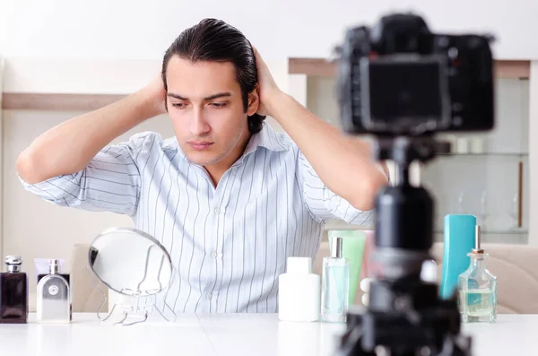 Jovem homem bonito gravando seu blog em conceito de higiene — Fotografia de Stock