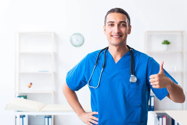 Junger Arzt arbeitet in der Klinik — Stockfoto