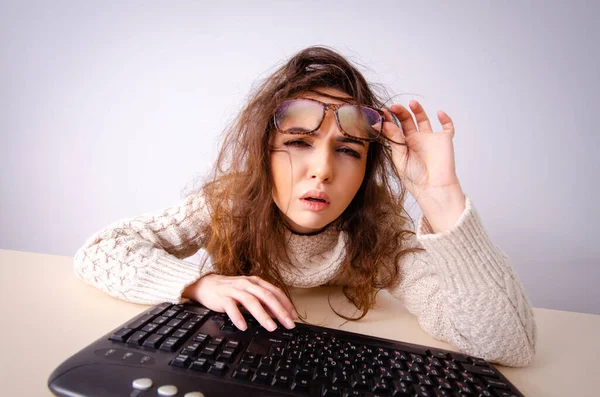 Grappig nerd meisje werken op de computer — Stockfoto