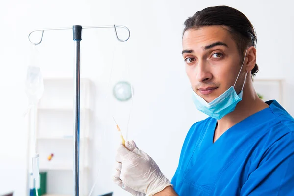 Mladý mužský lékař pracující na klinice — Stock fotografie