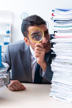 Ağır evrak işleriyle uğraşan bir iş adamı