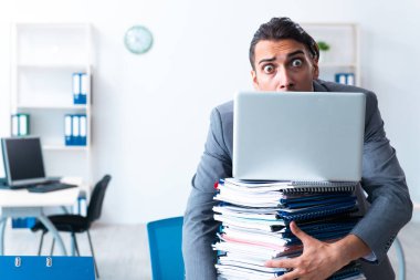 Ağır evrak işleriyle uğraşan bir iş adamı