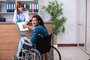 Hastanedeki resepsiyondaki genç hasta.