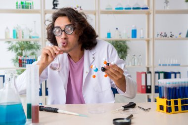 Laboratuvarda çalışan komik erkek kimyager.