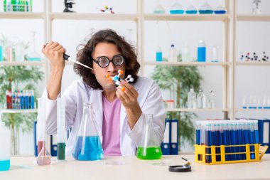 Laboratuvarda çalışan komik erkek kimyager.