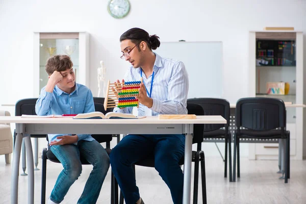 Jonge vader helpt zijn zoon voor te bereiden op examen — Stockfoto