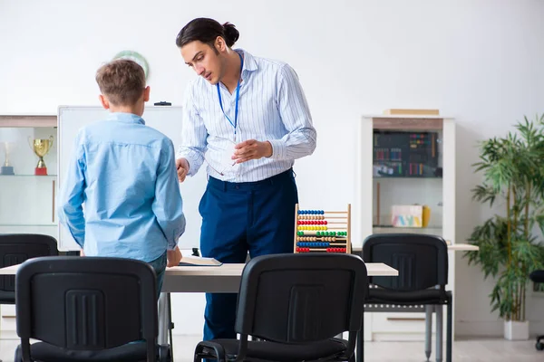 Jonge vader helpt zijn zoon voor te bereiden op examen — Stockfoto