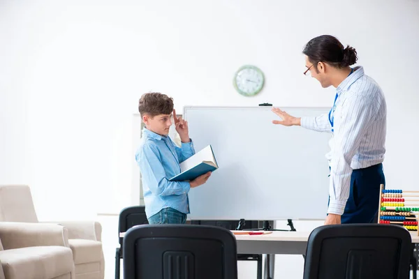 Ung far hjälper sin son att förbereda sig för examen — Stockfoto