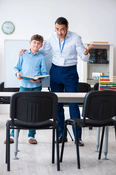 Jonge vader helpt zijn zoon voor te bereiden op examen — Stockfoto