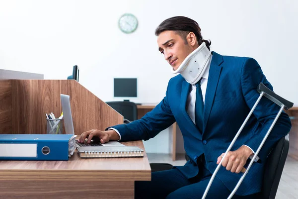 Junge Angestellte nach Unfall im Büro — Stockfoto