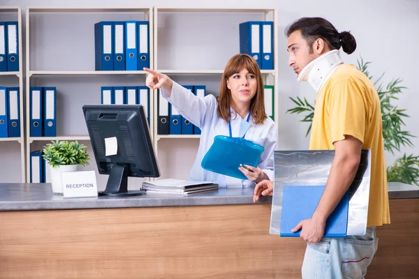 Young patient at the reception in the hospital — Stock Photo, Image