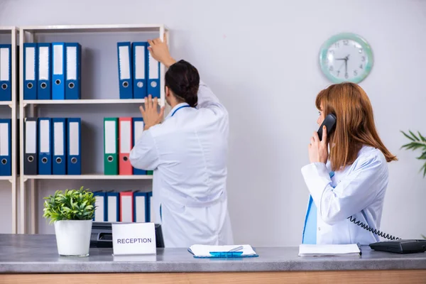 Deux médecins travaillant à la réception de l'hôpital — Photo