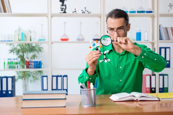 Student chemii uczący się do egzaminów — Zdjęcie stockowe