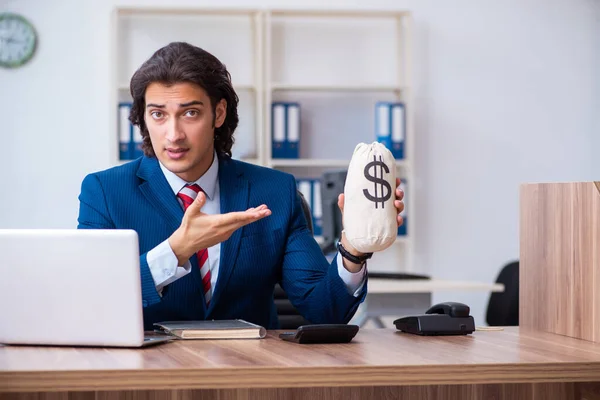 Jonge mannelijke zakenman werkzaam in het kantoor — Stockfoto