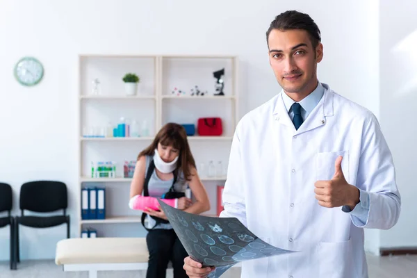 Mujer joven visitando médico traumatólogo masculino — Foto de Stock