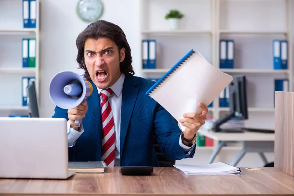 Junger männlicher Geschäftsmann arbeitet im Büro — Stockfoto