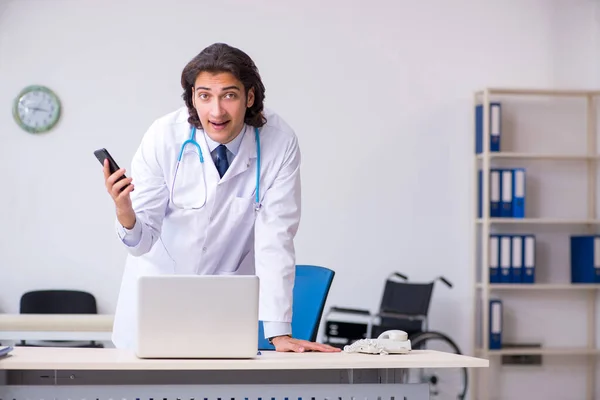 Ung stilig läkare i telemedicin koncept — Stockfoto