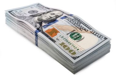 Beyaz arka planda izole edilmiş 100 dolarlık banknotlar