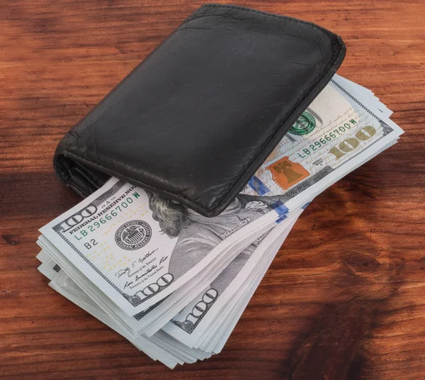 Πορτοφόλι με δολάρια που απομονώνονται σε φόντο ξύλινη — Φωτογραφία Αρχείου
