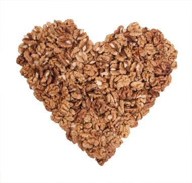 Beyaz arka planda izole edilmiş cevizler