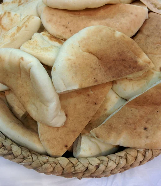 Fresh Pita breads in a backet — Stock Photo, Image