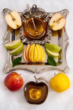 Tallit üzerinde elma ile tatlım