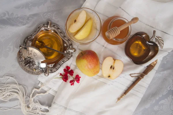 Tallit üzerinde elma ile tatlım