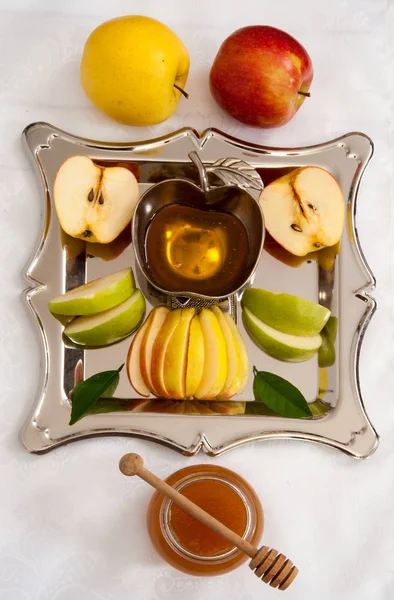 Tallit üzerinde elma ile tatlım