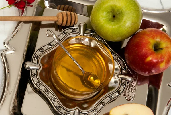 Honey with apples on tallit — Stock Photo, Image