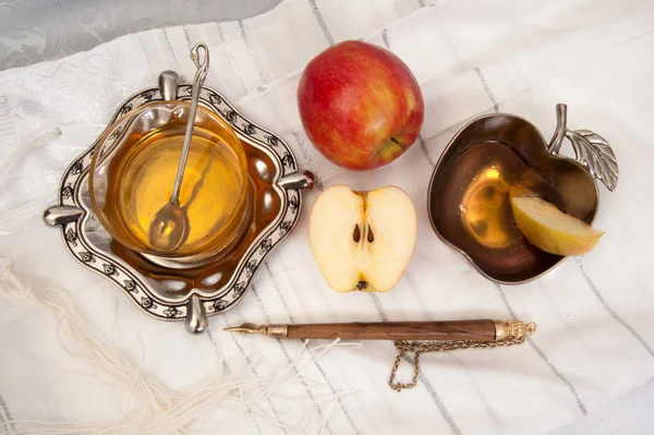Honey with apples on tallit — Stock Photo, Image