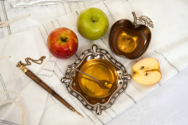 Miel con manzanas en talit —  Fotos de Stock
