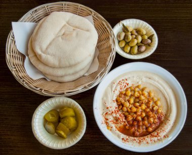 Taze pide, tuzlu salatalık ve humus