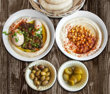 Taze pide, tuzlu salatalık ve humus