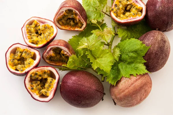 taze olgun passionfruits