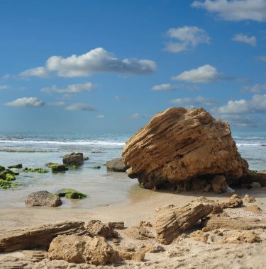 Deniz sahilinde taşlar. Palmahim, Rishon Lezion, İsrail