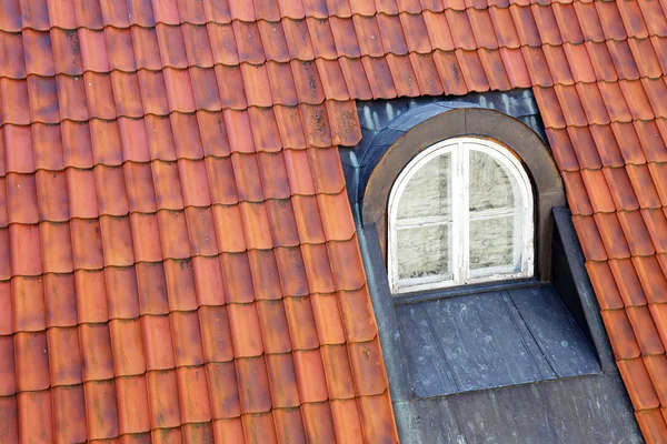 Janela de torre em um telhado — Fotografia de Stock