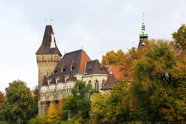 Castello di Vajdahunyad nel parco cittadino di Budapest, Ungheria. — Foto Stock