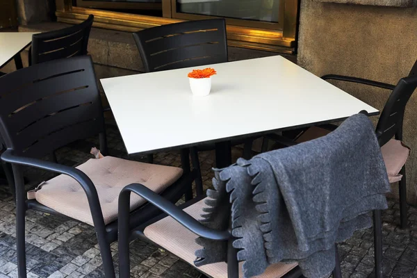 Restaurante, mesa e quatro cadeiras — Fotografia de Stock