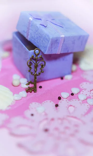 Caixa de presente aberta com uma chave — Fotografia de Stock