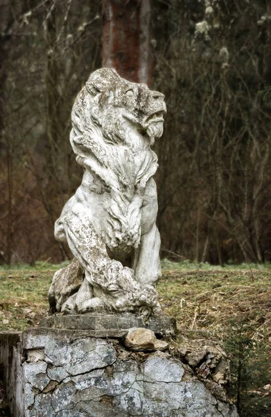 Escultura de un león en una antigua mansión noble — Foto de Stock