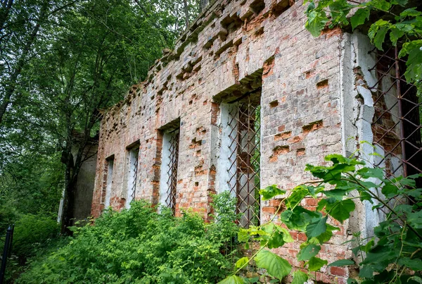 Windows の廃墟の聖ニコラス教会、Wonderworker の壁 — ストック写真