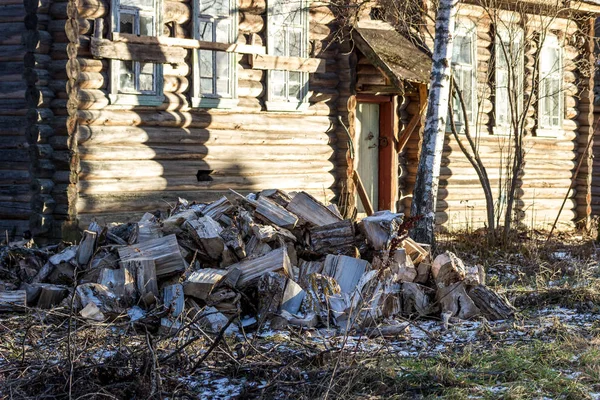 Troncs d'arbres sciés pour fendre le bois de chauffage — Photo